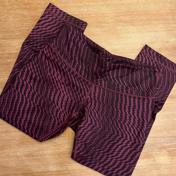 Lululemon Burgundy Black Pattern Crop Leggings 6 - Picture 4 of 4